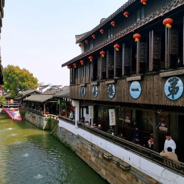妈祖庙通常建在沿海，渔民通过祭祀妈祖，祈求海上平安